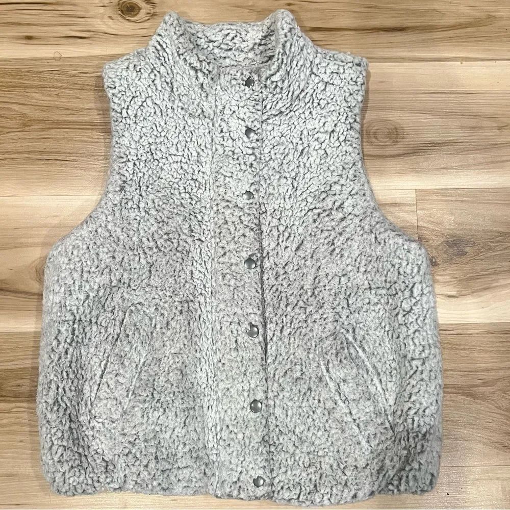 Thread and Supply Grey Sherpa Fuzzy Vest Women’s Small